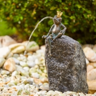 Froschkönig Martin klein als Wasserspeier