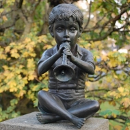 Bronzeskulptur Peter als Wasserspeier auf Säule