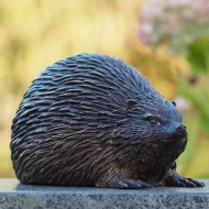Bronzeskulptur Igel auf Säule 