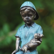 Bronzeskulptur Kleiner Junge mit seinem Hund 