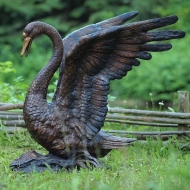 Bronzeskulptur Sitzender Schwan im Garten 