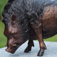 Bronzeskulptur Stehendes Wildschwein mit brauner Patina 