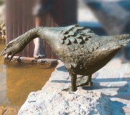 bronze-figur gans angriffsstellung