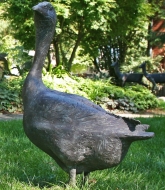 bronzefigur gans nübold