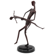 Ansicht der Bronzefigur "Abstraktes Tanzpaar" vor weißem Hintergrund