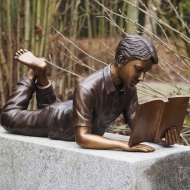 bronzefigur junge liegend