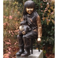 bronzefigur maedchen teddy stuhl