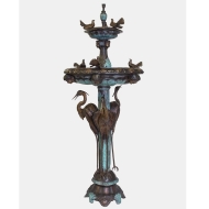 Frontansicht der Skulptur "Brunnen mit drei Kranichen"