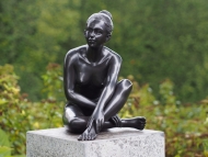 Bronzefigur "Sitzende Alina"