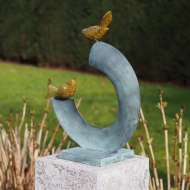 Liebespaar zweier Vögel im Garten auf Säule