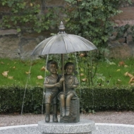 Rottenecker Bronzefigur Schirmpärchen Midi 88486 mit Bronzesockel