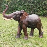 Bronzeskulptur "Afrikanischer Baby Elefant" auf einer Wiese