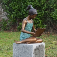 Bronzeskulptur "Marie mit Buch"