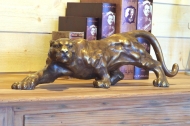 Jaguar auf der lauer mit einer braunen Patina auf einem Tisch