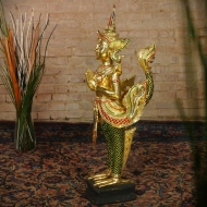 Holzbuddha auf einem schwarzen Sockel