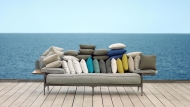 Dekokissen von Dedon auf einer Lounge am Meer