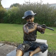 Bronzeskulptur "Flötenspieler Kasper mit Querflöte" als Wasserspeier