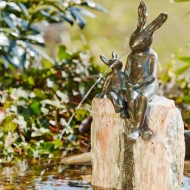 Peter Hase mit Sohn   Hasenskulptur Rottenecker Hasenpaar
