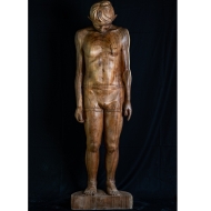 Holzskulptur "Stehender junger Mann auf Boden blickend"