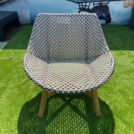 DEDON MBRACE Club chair in pepper von vorne