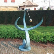 Moderne Sonnenuhr  Welle-Wave als Gartenskulptur. Bronzefiguren und Gartenfiguren bei Kunsthandel Lohmann in Timmendorfer Strand.
