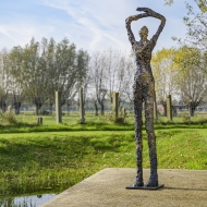 Bronzeskulptur "Moon Staring" von Ann Vrielinck