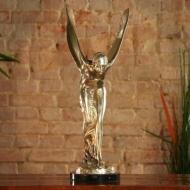 Bronzeskulptur Stehende Emily auf Marmorsockel 