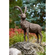 Steinbock-Figur auf Stein im Garten von Rottenecker