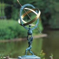 titan trägt Sonnenuhr bronze
