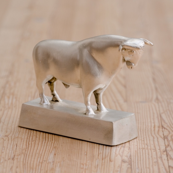 Bronzeskulptur "Bulle - Börse" klein auf Sockel in Silber von der Seite 