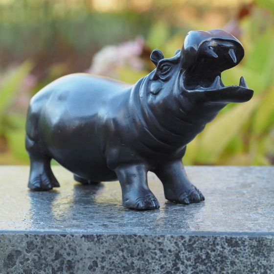 Bronzeskulptur Nilpferd auf Sockel 