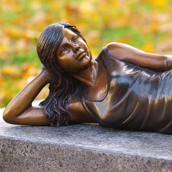 Bronzeskulptur Liegendes Mädchen 