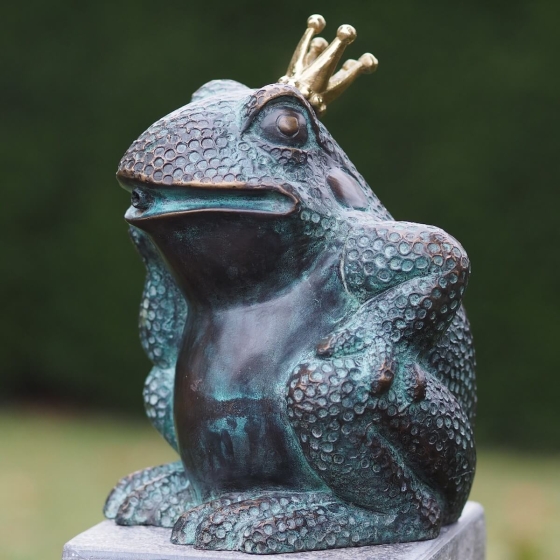 Bronzeskulptur Froschkönig Vincent als Wasserspeier
