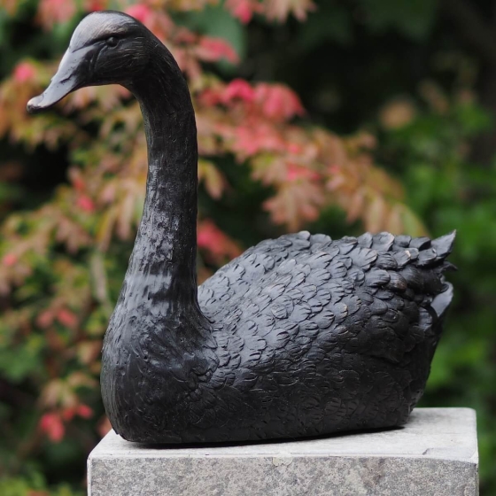 Bronzeskulptur Sitzender Schwan auf Sockel 