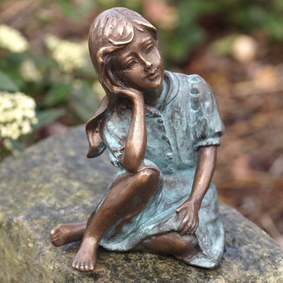 Bronzeskulptur Sitzendes Mädchen auf einem Stein 