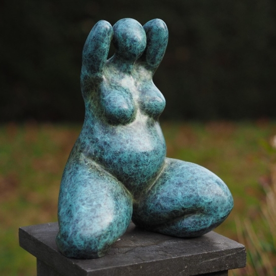 Bronzeskulptur "Ballerina Molly sitzend" mit besonderer Patina