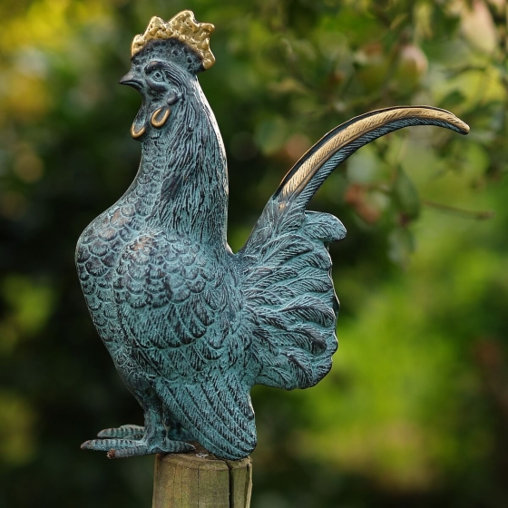 Bronzeskulptur Stehender Hahn mit grüner Patina im Garten 