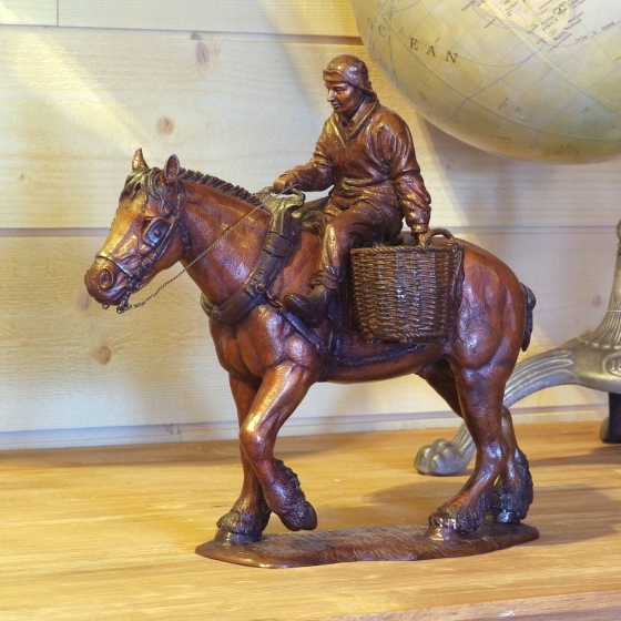 Bronzeskulptur Garnelenfischer auf seinem Pferd mit brauner Patina