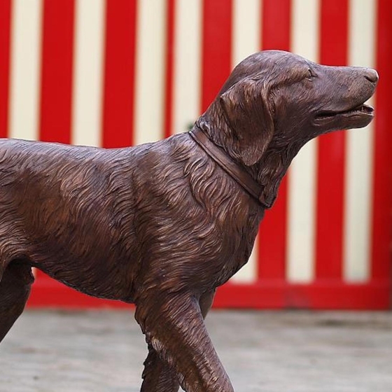 Bronzeskulptur Golden Retriever mit einer braunen Patina