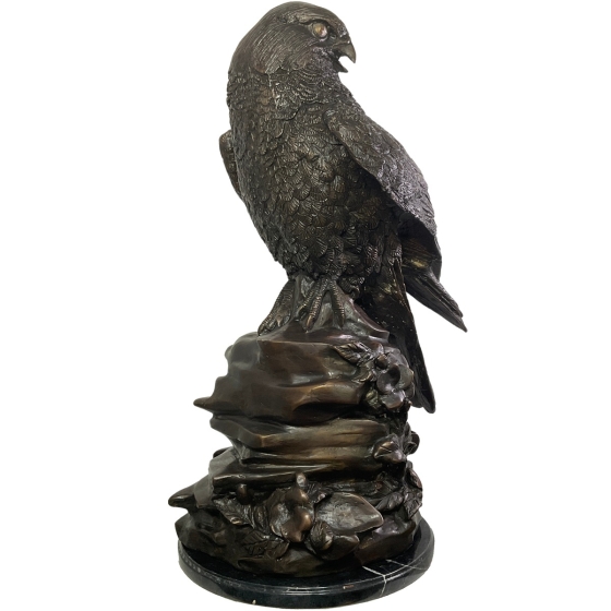Bronzeskulptur "Mäusebussard auf Felsen"