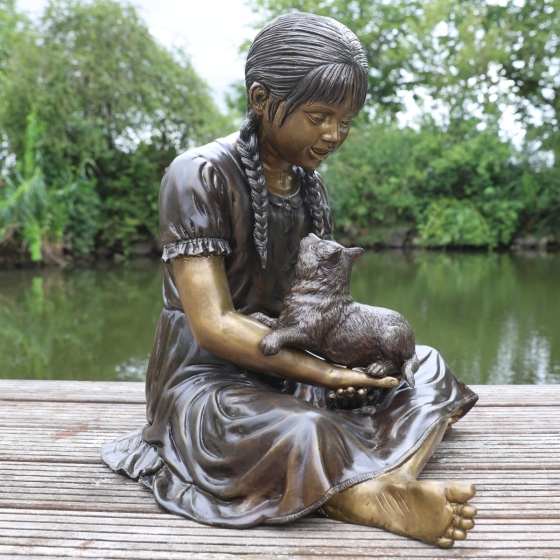 Bronzeskulptur "Mirja spricht mit ihrer Katze"
