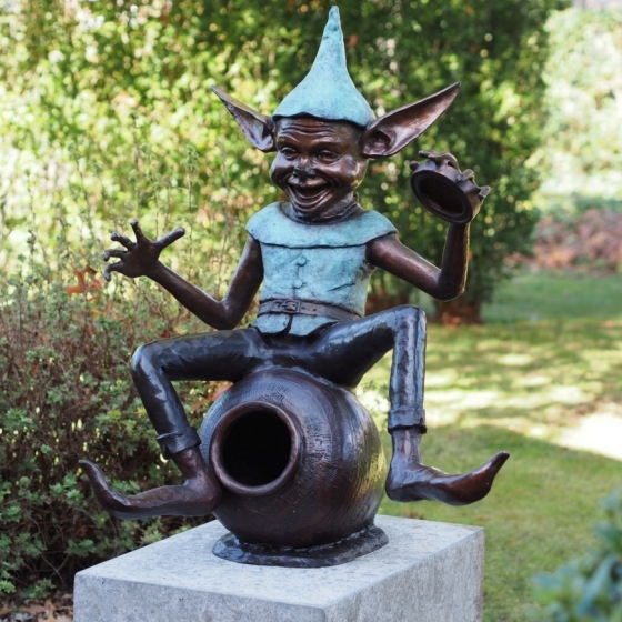 Bronzeskulptur "Kobold sitzt auf einem Krug"