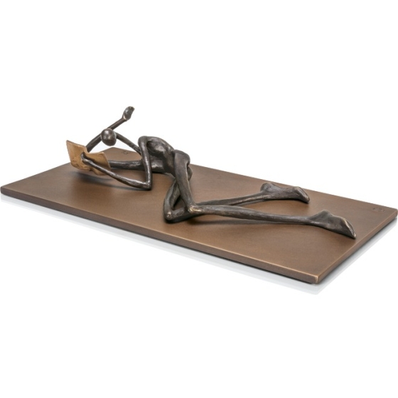 Frontansicht der Bronzeskulptur "Leser"
