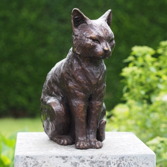 Bronzeskulptur "Ruhende Katze"
