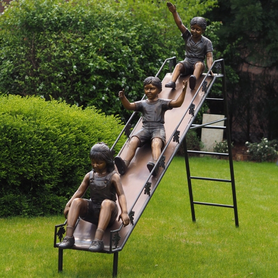bronzefigur kinder rutsche