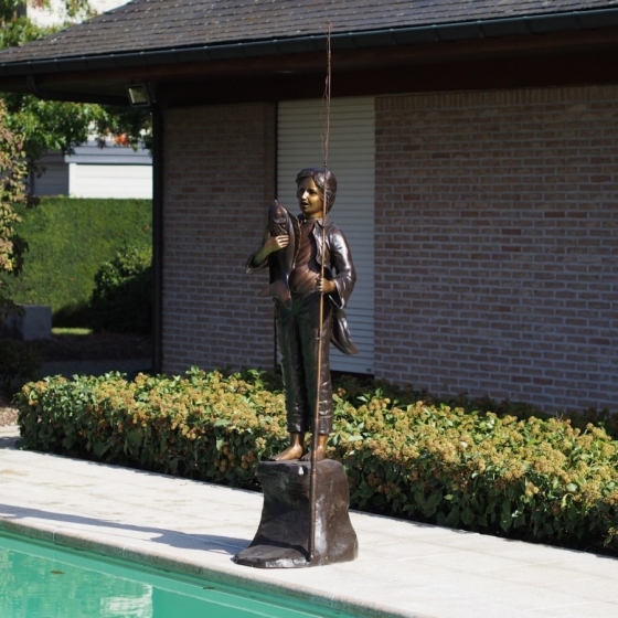 Bronzeskulptur "Matteo auf Stein" mit Angelrute