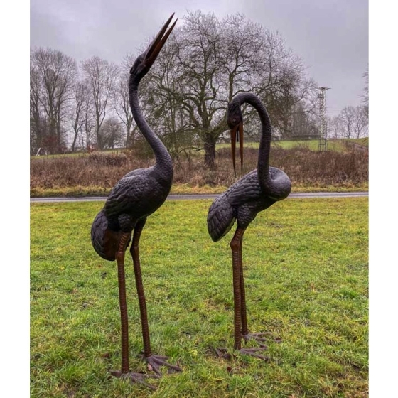 Frontansicht der Bronzefigur "Riesiges Kranichpaar"