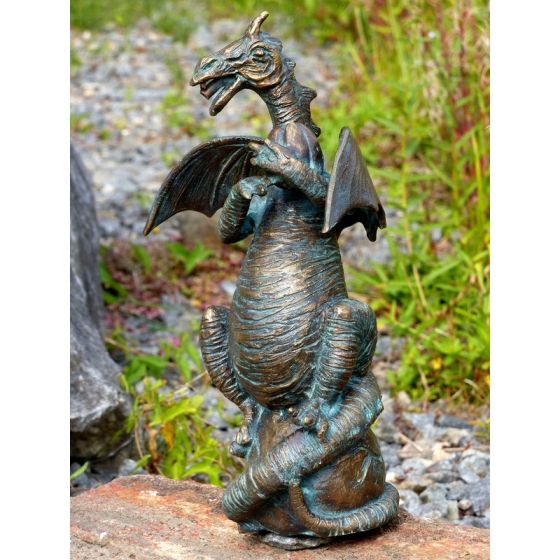 Drache aus Bronze auf Weltkugel am Teich
