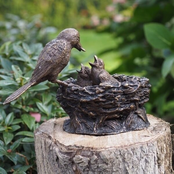 Vogelnest aus Bronze mit Küken