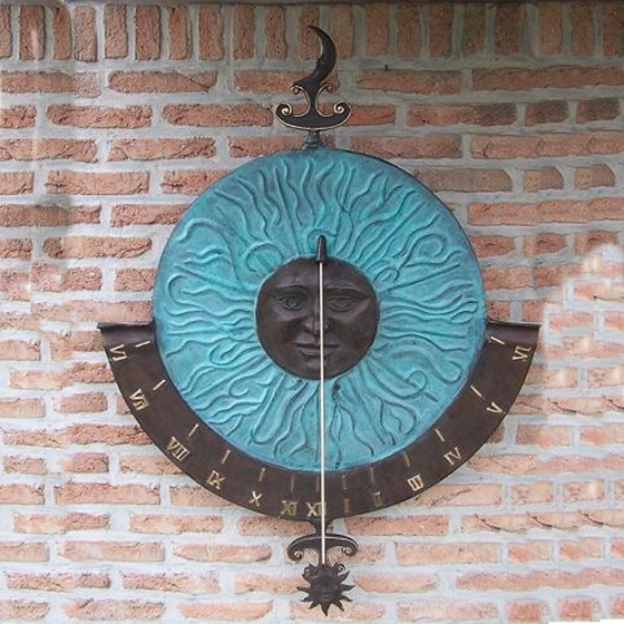 Große Sonnenuhr Ludwig XIV als Wanddekoration. Bronzefiguren und Gartenfiguren bei Kunsthandel Lohmann in Timmendorfer Strand.
